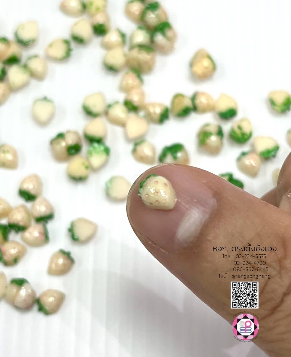 อะไหล่เรซิ่นจิ๋วรูปสตอรว์เบอรี่ สีขาว แพ็ค 100 ชิ้น